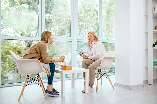 woman with psychologist in the office 25 pct